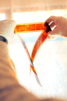 04 Sosteniendo Negativos con Guantes - Arca Film Lab (Contenido VA)