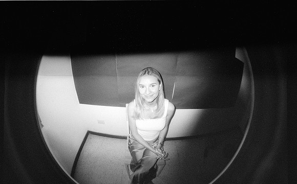 15 Natalia Mendoza - Kentmere Pan 400 por Arca Film Lab (Junio 2025) - Rollo 1129