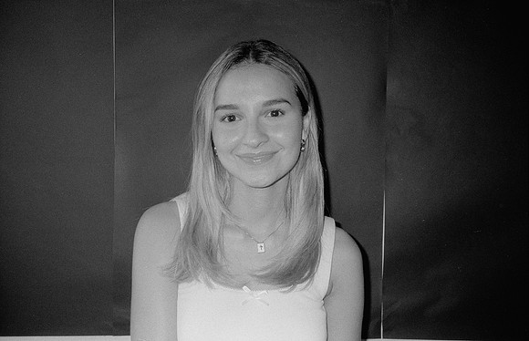 16 Mariana Cabrera - Kentmere Pan 400 por Arca Film Lab (Junio 2025) - Rollo 1124