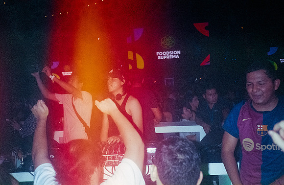 10 Mauricio Salguero - Kodak 800 por Arca Film Lab (Diciembre 2025) - Rollo 1606