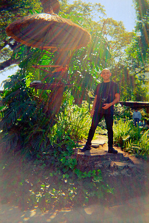 05 Retrato de Fabriccio Díaz junto a Guacamaya en Casa Santo Domingo - Rollo #1 - Fujifilm Superia Xtra 400 - Cámara Desechable por Fabriccio Díaz