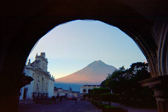 07 Volcán de Agua  durante el amanecer desde Municipalidad de Antigua Guatemala - Rollo #1 - Fujifilm Superia Xtra 400 - Cámara Desechable por Fabriccio Díaz