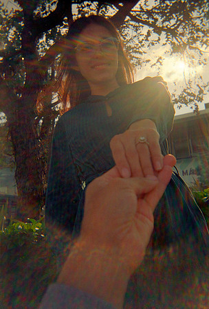10 Lucía Ramírez y mi mano sosteniendo su anillo de compromiso - Rollo #1 - Fujifilm Superia Xtra 400 - Cámara Desechable por Fabriccio Díaz
