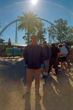 17 David Díaz en Sea World, Orlando, Florida con mi papá, Fabriccio Díaz detrás de él - Rollo #1 - Fujifilm Superia Xtra 400 - Cámara Desechable por Fabriccio Díaz