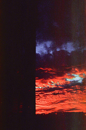 19 Silueta de avión en Miami, Florida con amanecer y arrebol detrás. Rollo #1 - Fujifilm Superia Xtra 400 - Cámara Desechable por Fabriccio Díaz