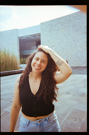 25 Marcela Grajeda - Fujifilm 400 por Arca Film Lab (Octubre 2026) - Rollo 2296