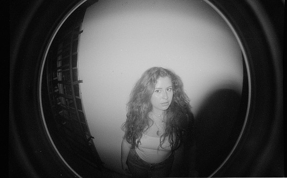 10 Natalia Mendoza - Kentmere Pan 400 por Arca Film Lab (Junio 2025) - Rollo 1126