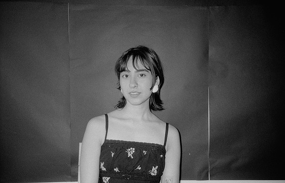 33 Mariana Cabrera - Kentmere Pan 400 por Arca Film Lab (Junio 2025) - Rollo 1124