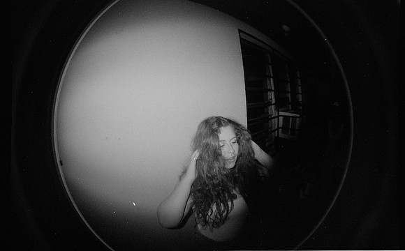 11 Natalia Mendoza - Kentmere Pan 400 por Arca Film Lab (Junio 2025) - Rollo 1126