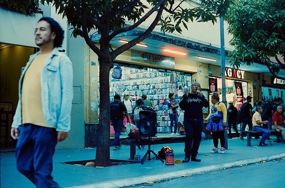 19 Elliot Morales - Cinestill 800T por Arca Film Lab (Mayo 2025) - Rollo 1001