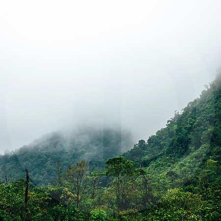 Nubes sobre montaña
