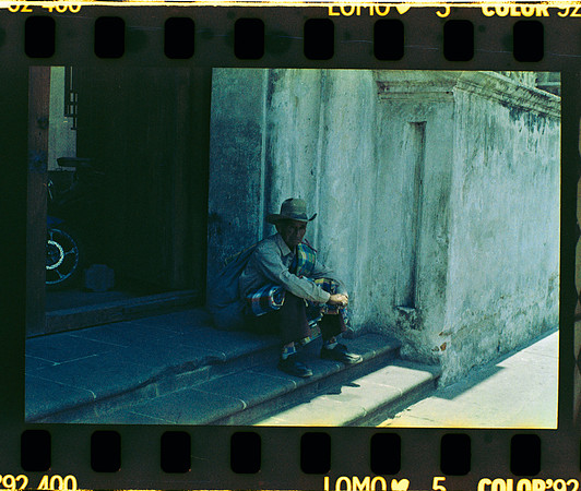 04 Ronald Ottoniel - Lomography '92 por Arca Film Lab (Mayo 2024) - Rollo 0090