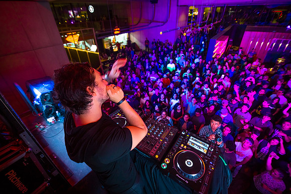 10 Carl Nunes en 1001 Noches - Wild Night - por Fabriccio Díaz