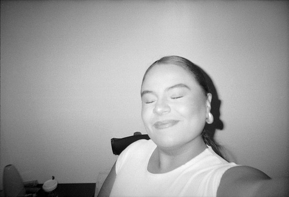 07 Andrea Osorio - Ilford HP5 Plus 400 por ArcaFilmLab (Octubre 2023)