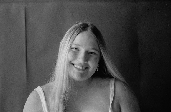 02 Mariana Cabrera - Kentmere Pan 400 por Arca Film Lab (Junio 2025) - Rollo 1130