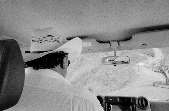 16 Ernesto Ábrego - Kodak TMAX 3200 por Arca Film Lab (Mayo 2025) - Rollo 1080