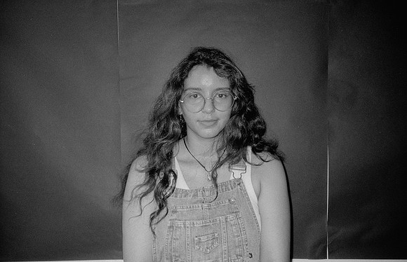 32 Mariana Cabrera - Kentmere Pan 400 por Arca Film Lab (Junio 2025) - Rollo 1124
