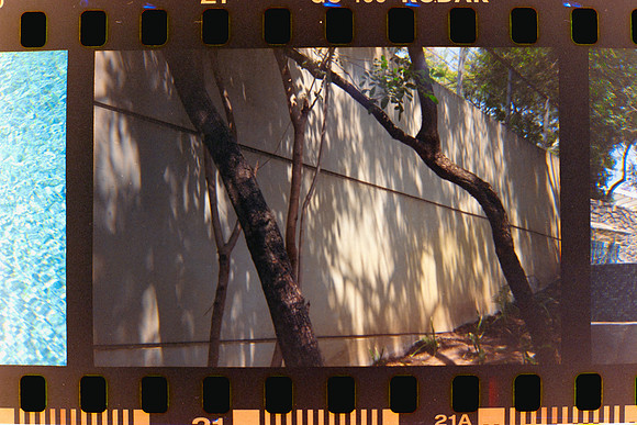 22 Fabriccio Díaz y Lucía Ramírez - Kodak Ultramax 400 - Expirado Enero 2014 por Arca Film Lab (Marzo 2024) - Santa Teresita