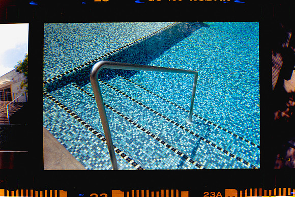 24 Fabriccio Díaz y Lucía Ramírez - Kodak Ultramax 400 - Expirado Enero 2014 por Arca Film Lab (Marzo 2024) - Santa Teresita