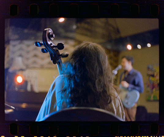 02 Fer Franco "Ritos de paso" - Ensayo en Phantom Records junto a Mabe Fratti por Fabriccio Díaz - Kodak Vision 3 200T - Arca Film Lab (Marzo 2024)