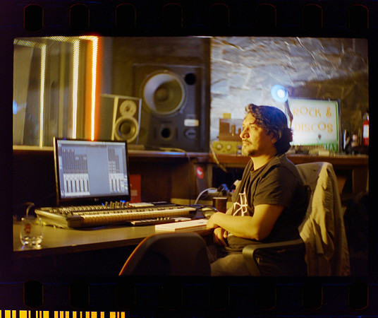01 Fer Franco "Ritos de paso" - Ensayo en Phantom Records junto a Mabe Fratti por Fabriccio Díaz - Kodak Vision 3 200T - Arca Film Lab (Marzo 2024)