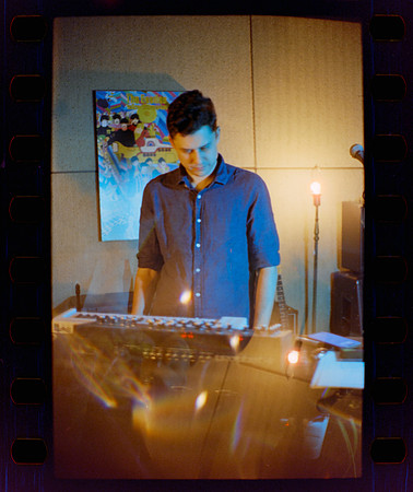 07 Fer Franco %22Ritos de paso%22 - Ensayo en Phantom Records junto a Mabe Fratti por Fabriccio Díaz - Kodak Vision 3 200T - Arca Film Lab (Marzo 2024)