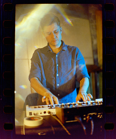 08 Fer Franco %22Ritos de paso%22 - Ensayo en Phantom Records junto a Mabe Fratti por Fabriccio Díaz - Kodak Vision 3 200T - Arca Film Lab (Marzo 2024)