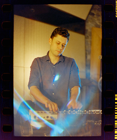 09 Fer Franco %22Ritos de paso%22 - Ensayo en Phantom Records junto a Mabe Fratti por Fabriccio Díaz - Kodak Vision 3 200T - Arca Film Lab (Marzo 2024)