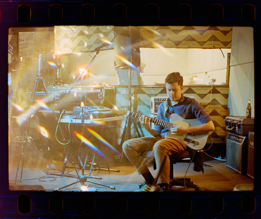 15 Fer Franco %22Ritos de paso%22 - Ensayo en Phantom Records junto a Mabe Fratti por Fabriccio Díaz - Kodak Vision 3 200T - Arca Film Lab (Marzo 2024)