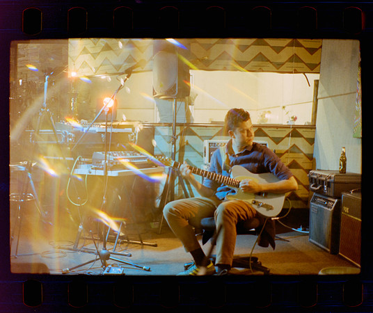 16 Fer Franco %22Ritos de paso%22 - Ensayo en Phantom Records junto a Mabe Fratti por Fabriccio Díaz - Kodak Vision 3 200T - Arca Film Lab (Marzo 2024)