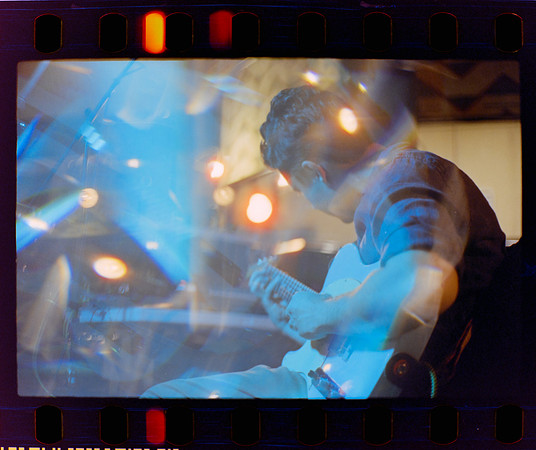 17 Fer Franco %22Ritos de paso%22 - Ensayo en Phantom Records junto a Mabe Fratti por Fabriccio Díaz - Kodak Vision 3 200T - Arca Film Lab (Marzo 2024)