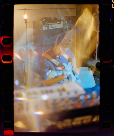 19 Fer Franco %22Ritos de paso%22 - Ensayo en Phantom Records junto a Mabe Fratti por Fabriccio Díaz - Kodak Vision 3 200T - Arca Film Lab (Marzo 2024)
