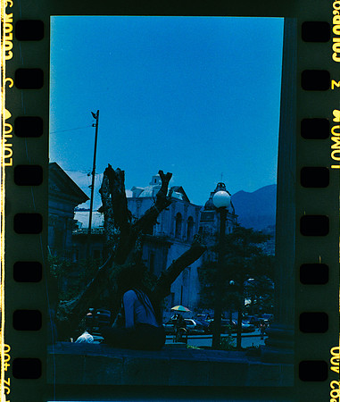 02 Ronald Ottoniel - Lomography '92 por Arca Film Lab (Mayo 2024) - Rollo 0090