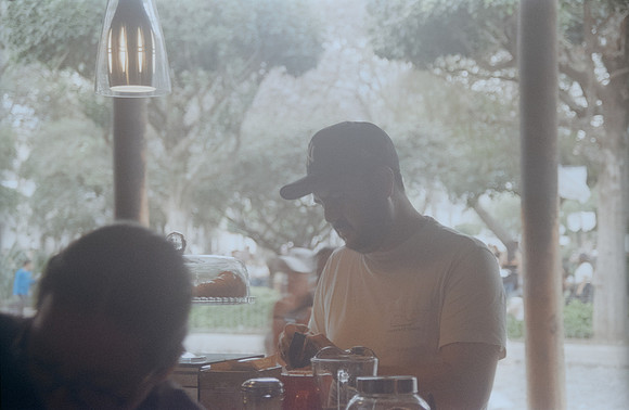 09 Jorge Mena - Fujifilm 200 por Arca Film Lab (Abril 2024)