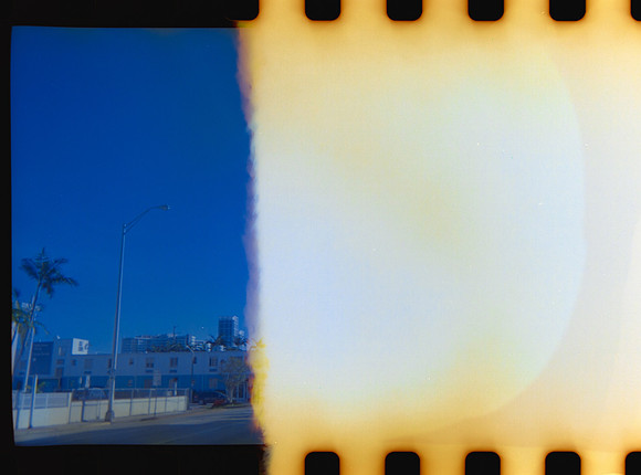 01 Carlos León - Kodak 800 27 Fun Saver por Arca Film Lab (Abril 2024)