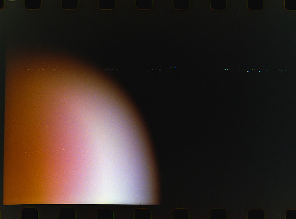 23 Carlos León - Kodak 800 27 Fun Saver por Arca Film Lab (Abril 2024)