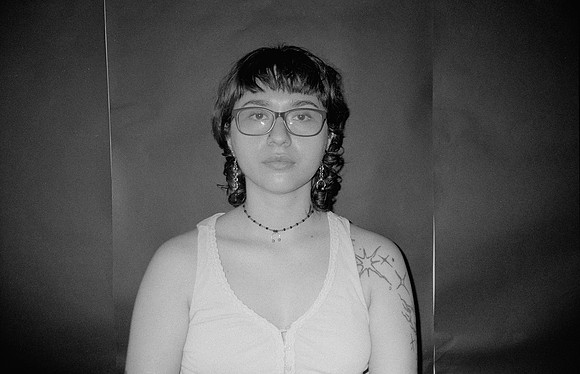 12 Mariana Cabrera - Kentmere Pan 400 por Arca Film Lab (Junio 2025) - Rollo 1124
