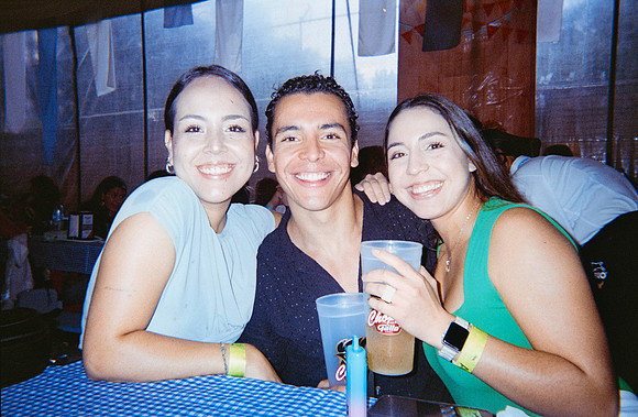 17 Adriana González - Fujifilm 400 por Arca Film Lab (Mayo 2025) - Rollo 1021