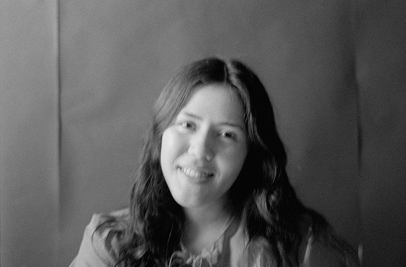 25 Mariana Cabrera - Kentmere Pan 400 por Arca Film Lab (Junio 2025) - Rollo 1130