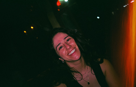 16 Jazmine Sousa - Kodak Ultramax 400 por Arca Film Lab (Julio 2024) - Rollo 0202