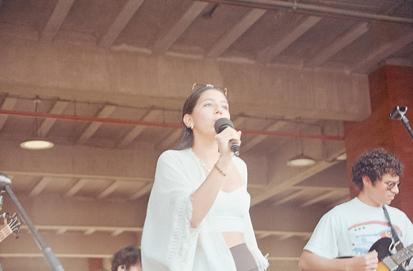 14 Isha Morales - Kodak Gold 200 por Arca Film Lab (Octubre 2024) - Rollo 0433
