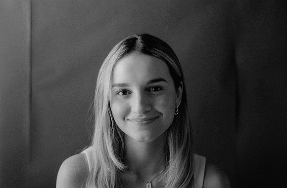 16 Mariana Cabrera - Kentmere Pan 400 por Arca Film Lab (Junio 2025) - Rollo 1130