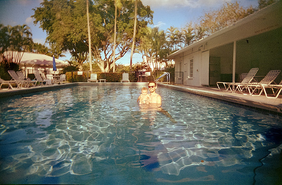 08 Melanie Shwank - Santa Gold 200 por Arca Film Lab (Diciembre 2024) - Rollo 0554