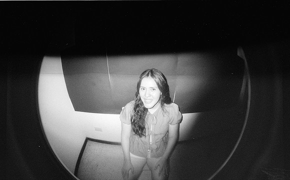 25 Natalia Mendoza - Kentmere Pan 400 por Arca Film Lab (Junio 2025) - Rollo 1129