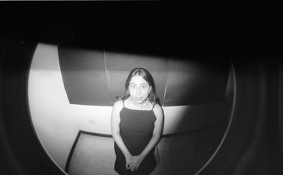 19 Natalia Mendoza - Kentmere Pan 400 por Arca Film Lab (Junio 2025) - Rollo 1129