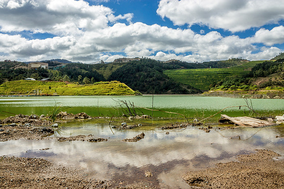 Reflejo entre escombros