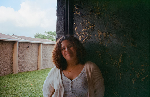 21 Kristel Calderón - Lomography 400 por Arca Film Lab (Agosto 2024) - Rollo 0290