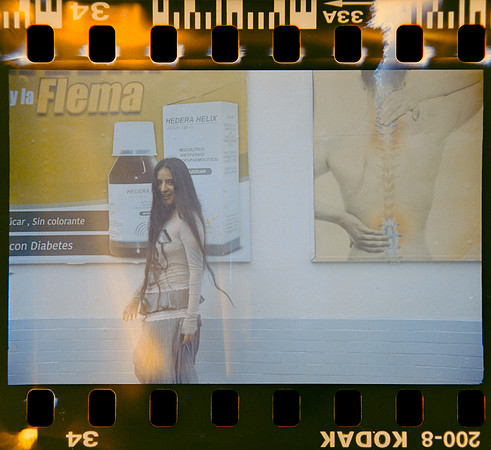32 Shirley Brakiti - Kodak Gold 200 por Arca Film Lab (Julio 2024) - Rollo 0185