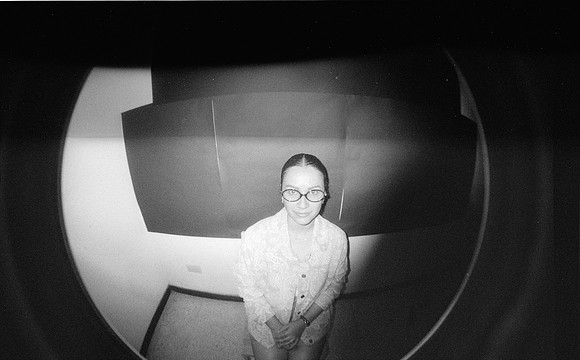 17 Natalia Mendoza - Kentmere Pan 400 por Arca Film Lab (Junio 2025) - Rollo 1129