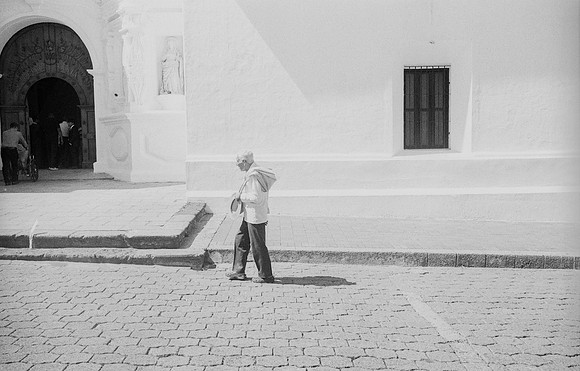 22 Mónica Minondo - Kodak TMAX 400 por Arca Film Lab (Febrero 2025) - Rollo 0742